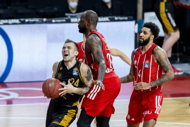 迫使他提前 迫使他提前